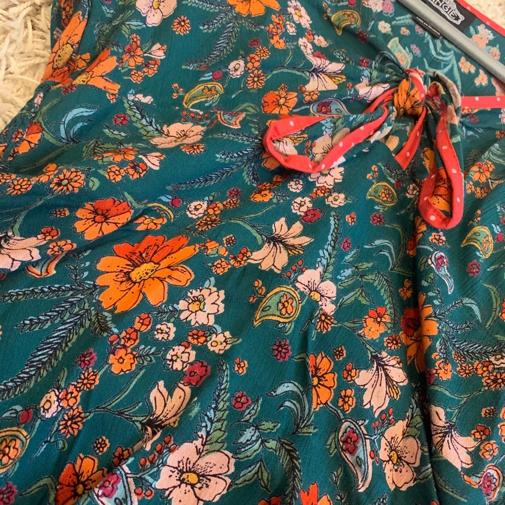 Hunter Green Floral Top - Picture 2 of 2